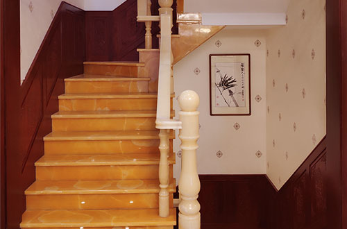 歙县中式别墅室内汉白玉石楼梯的定制安装装饰效果